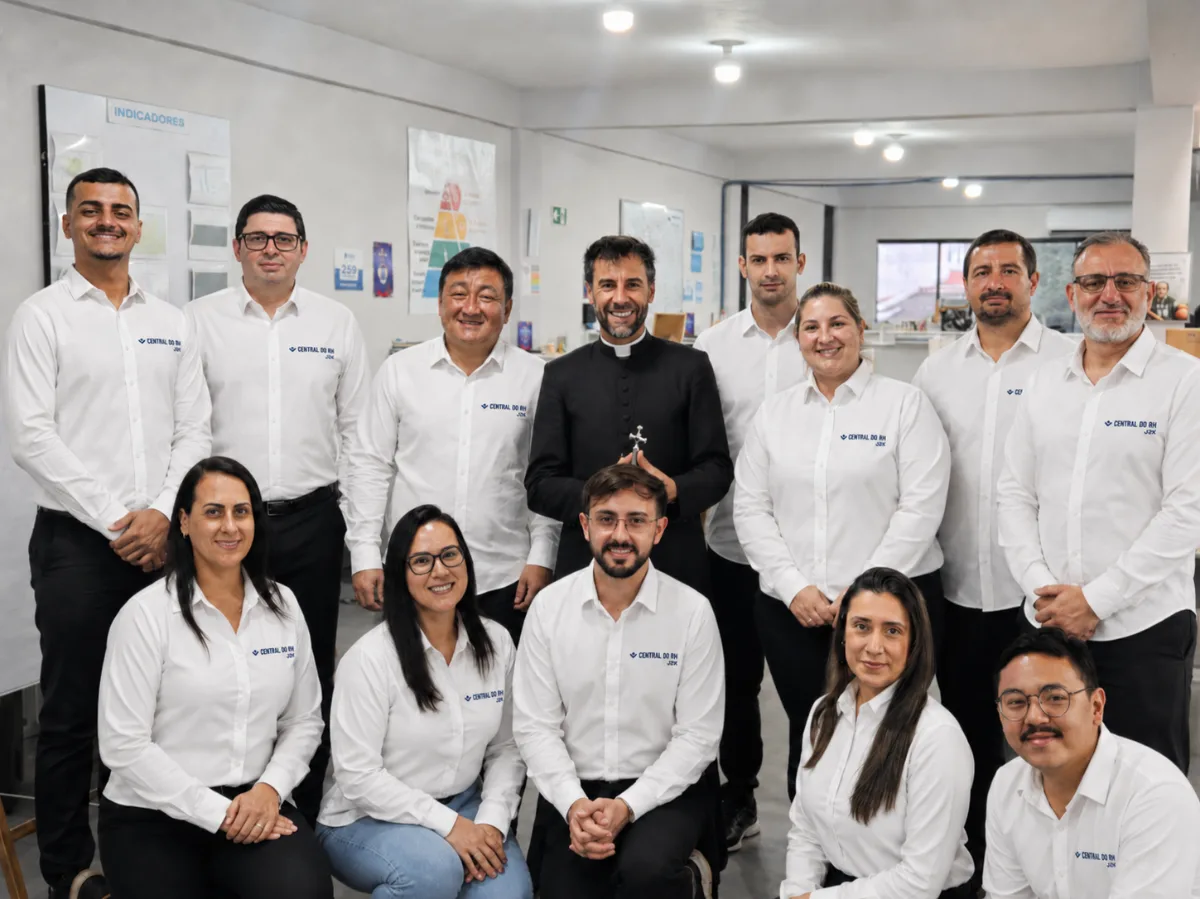 Equipe da Central do RH reunida no escritório, de camisa com a marca